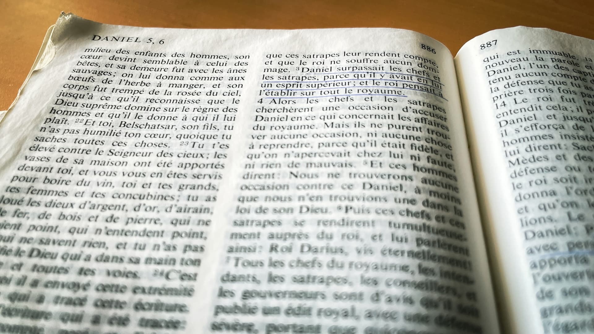 Livre Ouvert De Bible Dans La Langue Française Sur Le Support